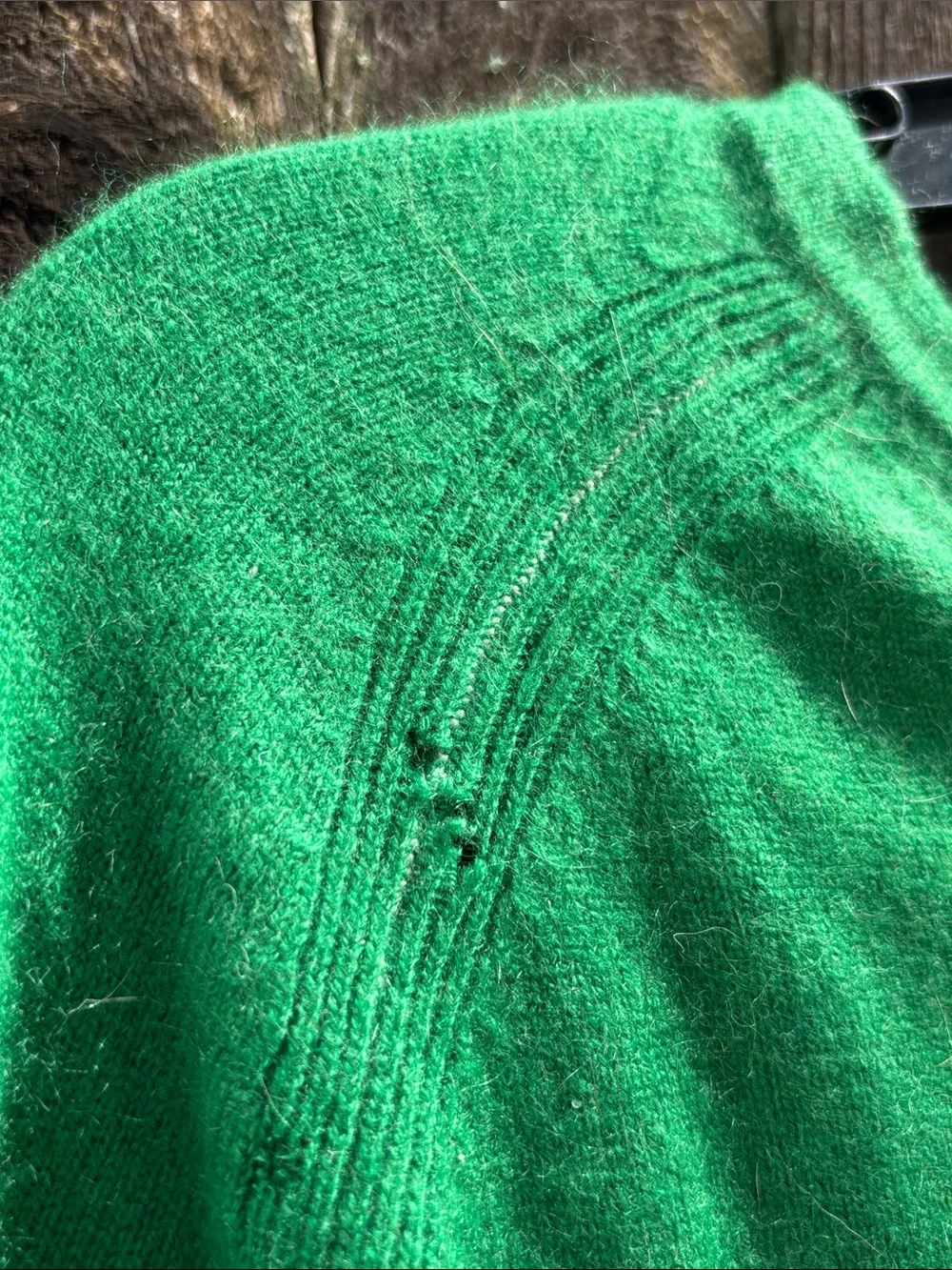 Club Monaco large Kelly green cashmere v-neck!